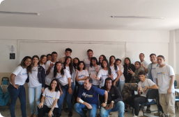 Turma do qualifica Reunida em sala de aula